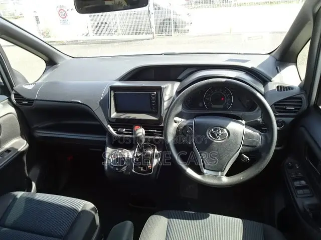 Toyota Noah 2021 Silver