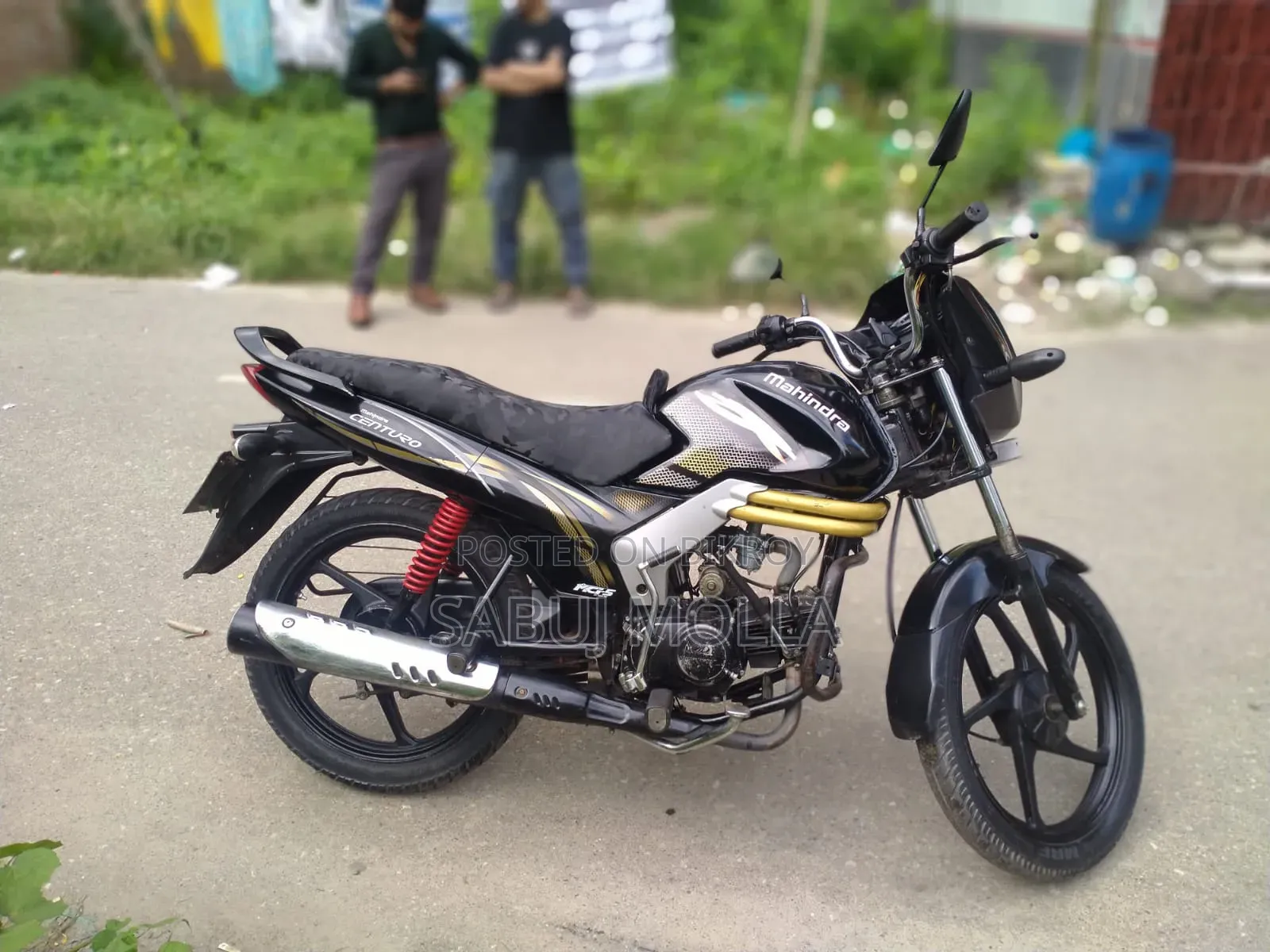 মাহিন্দ্রা সেঞ্চুরো ২০১৫ কালো