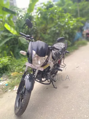মাহিন্দ্রা সেঞ্চুরো ২০১৫ কালো