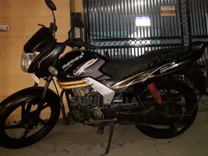 মাহিন্দ্রা সেঞ্চুরো ২০১৫ কালো