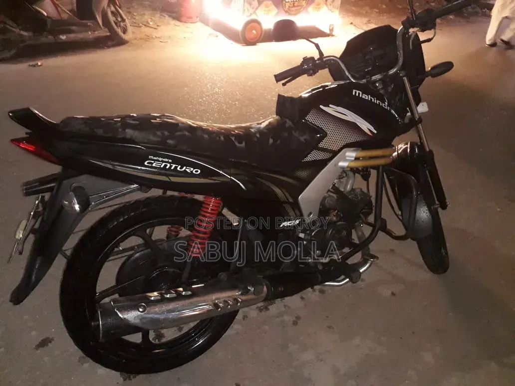 মাহিন্দ্রা সেঞ্চুরো ২০১৫ কালো