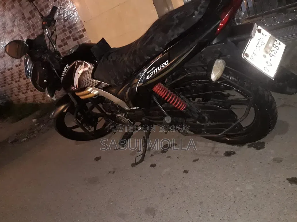 মাহিন্দ্রা সেঞ্চুরো ২০১৫ কালো