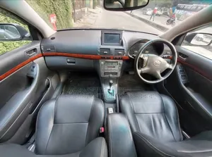 Toyota Avensis 2004 Gold