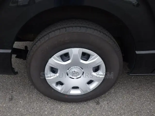 টয়োটা হাইএচ ২০২২ কালো