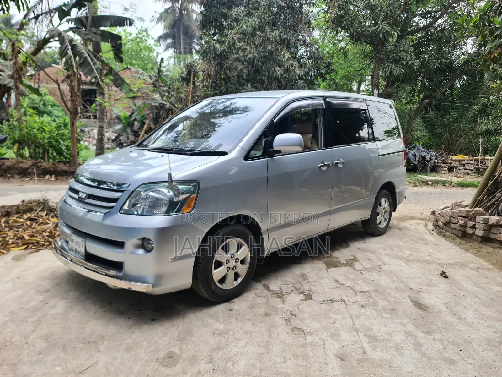 Toyota Noah 2004 Silver