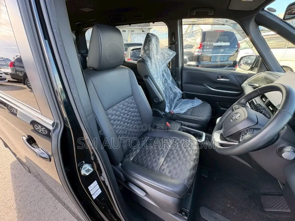 Toyota Voxy Hybrid S-Z Two-Wheel Drive Seven-Seater 2022 Black