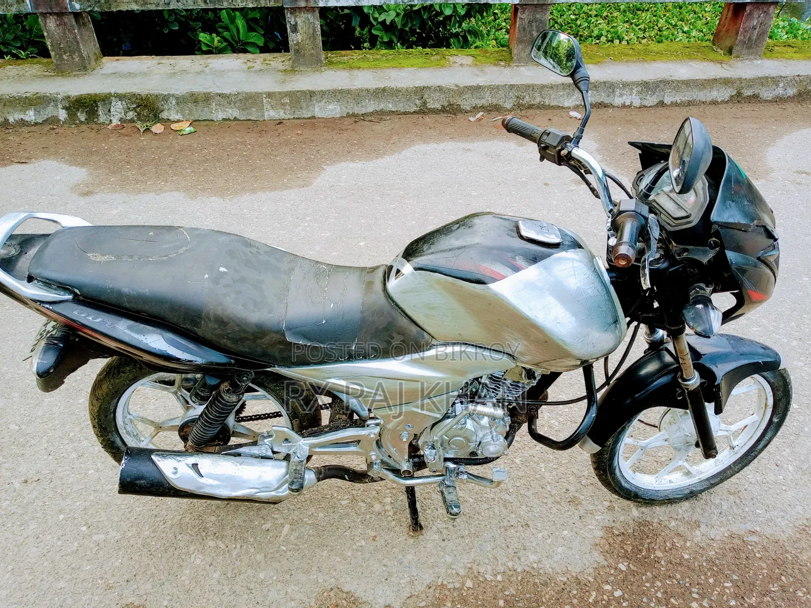 বাজাজ ডিসকভার ১০০ ২০১৮ ব্ল্যাক