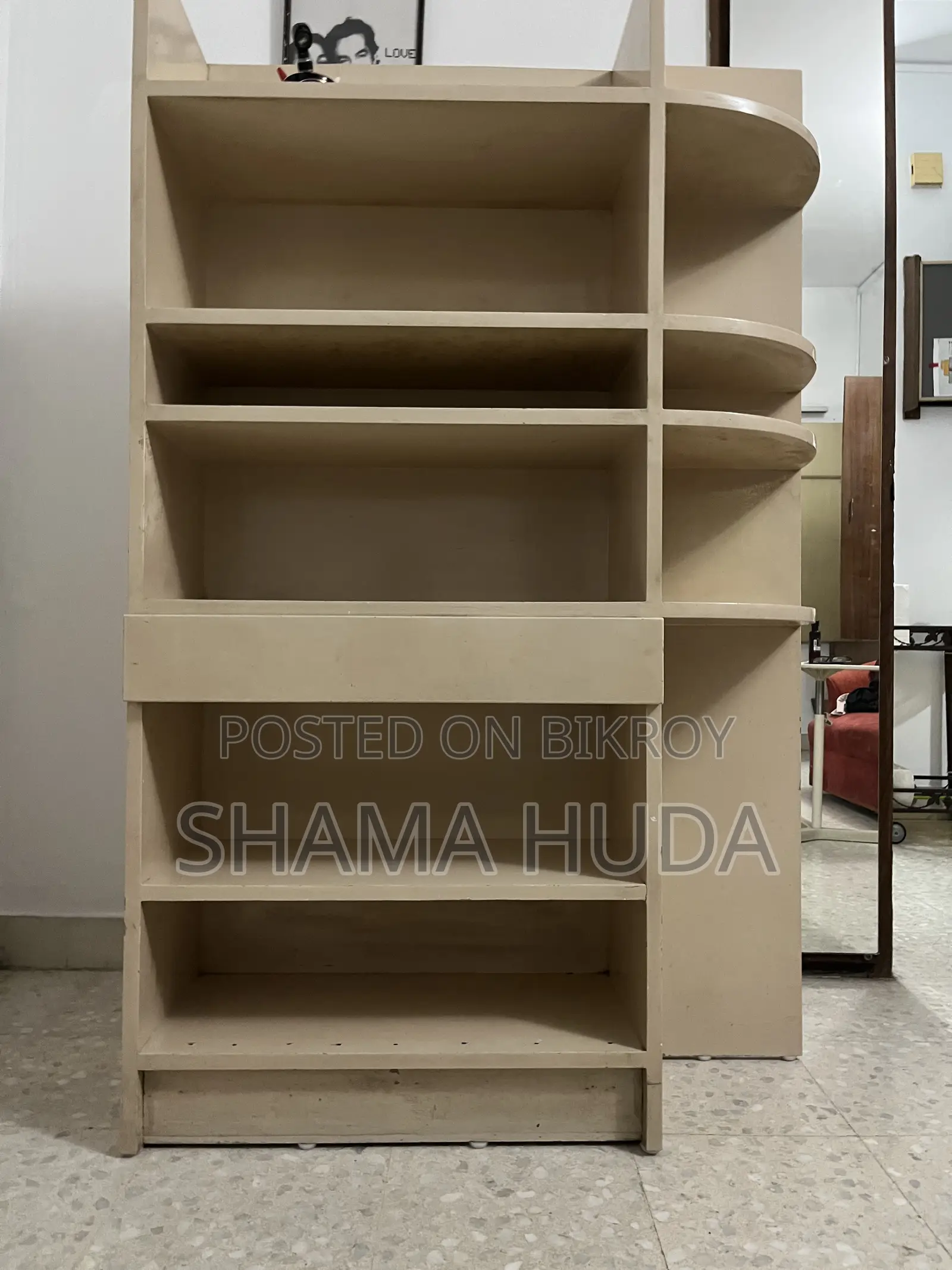 আয়না ক্যাবিনেট এবং তাক। একসাথে বা আলাদাভাবে বিক্রি করা যেতে পারে
