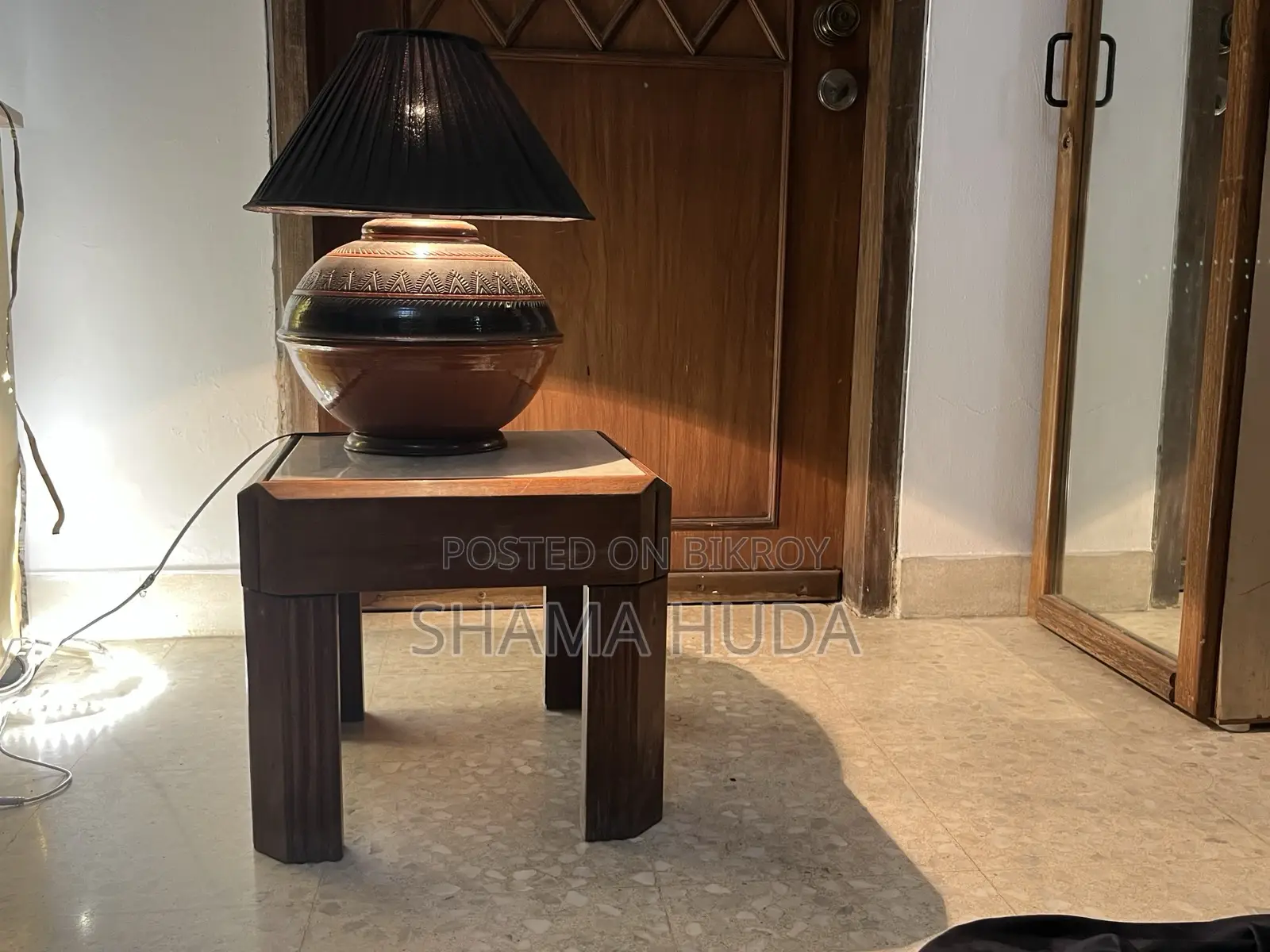 মার্বেল সাইড টেবিল (উচ্চ মানের কাঠ) এবং ল্যাম্প