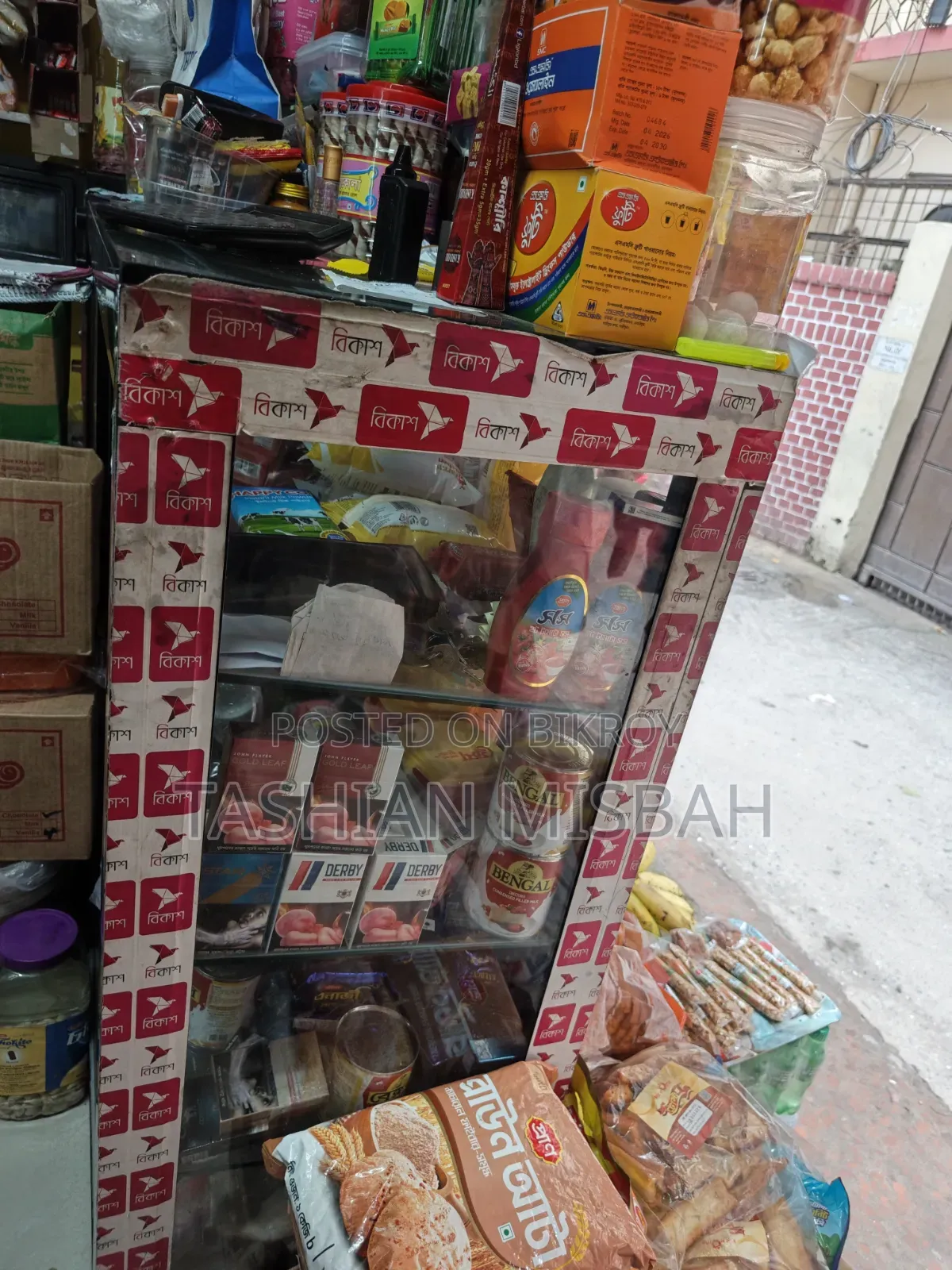 নতুন ডিসপ্লে সুকেস মাত্র ৭ মাস ব্যবহার