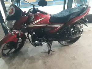 Honda CB 2017 Red