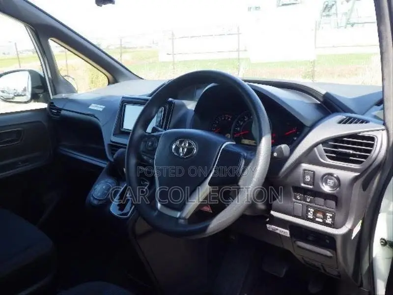 Toyota Noah 2.0 FWD (8 Seater) 2021 Pearl