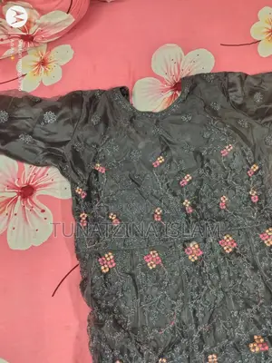 ইন্ডিয়ান হেভি এমব্রয়ডারি লং গাউন উইথ ওড়না | একদম নতুন | Xl