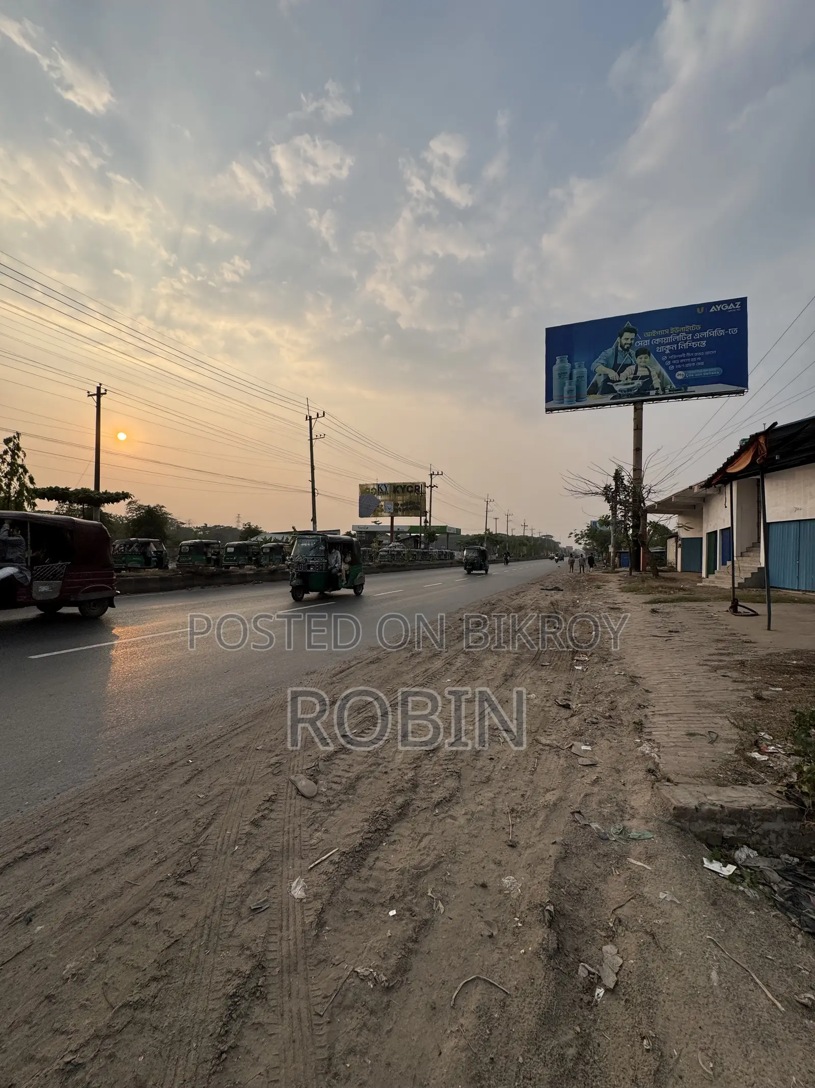 মোজ্জারটেক মেইন রোড ফিল্ড রেন্ট