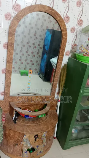 একটি পুরোনো ড্রেসিং টেবিল।