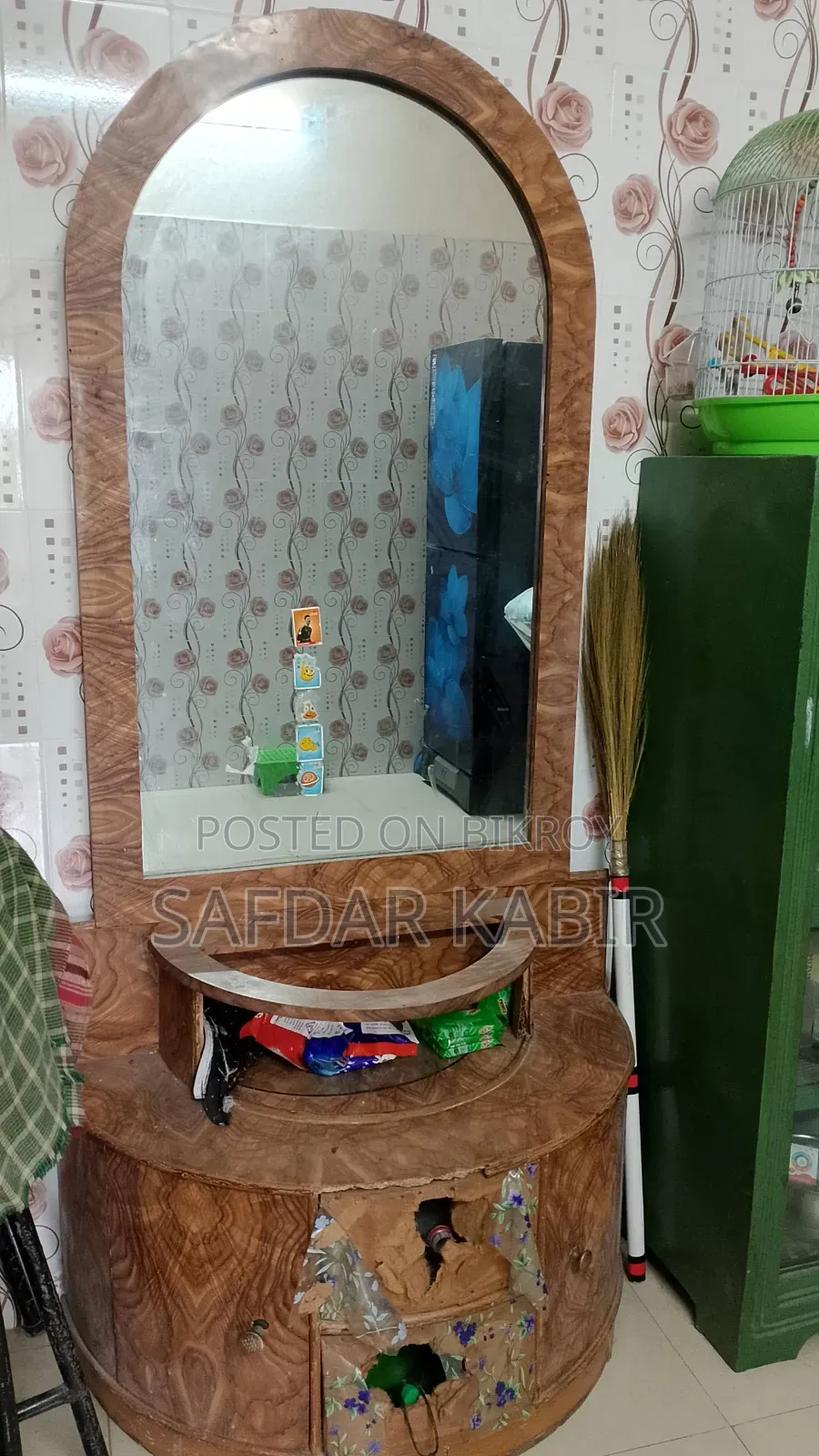 An old dressing table.