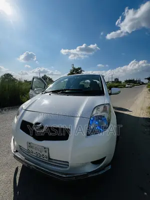Toyota Vitz 1.0 FWD 3dr 2010 White