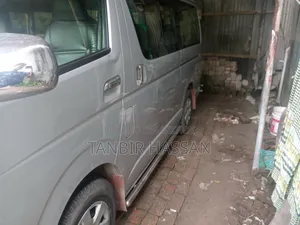 Toyota HiAce 2015 Silver