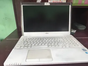 Laptop Fujitsu Lifebook AH552 4GB Intel Core i5 SSD 256GB