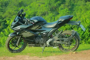 নতুন সুজুকি জিক্সার এসএফ ২০২১ কালো