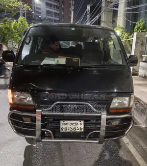 টয়োটা নোয়া ২০০৪ টিল