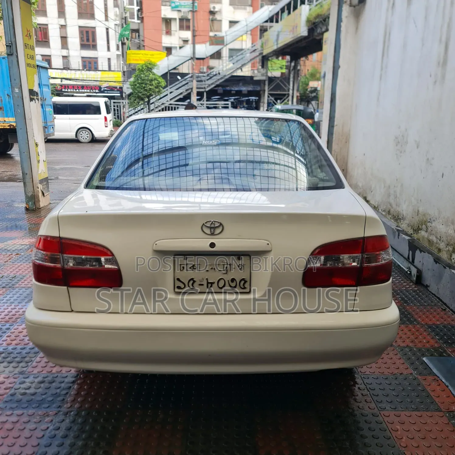 টয়োটা করোল্লা ১৯৯৮ সাদা