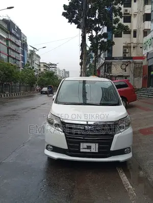 Toyota Noah 1.8 Front-Wheel Drive Hybrid (7-seater) 2014 White