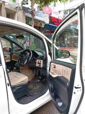 Toyota Noah 1.8 Front-Wheel Drive Hybrid (7-seater) 2014 White
