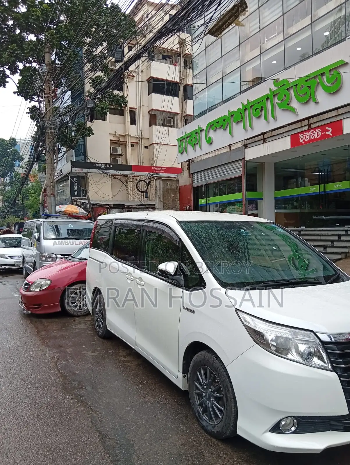 Toyota Noah 1.8 Front-Wheel Drive Hybrid (7-seater) 2014 White