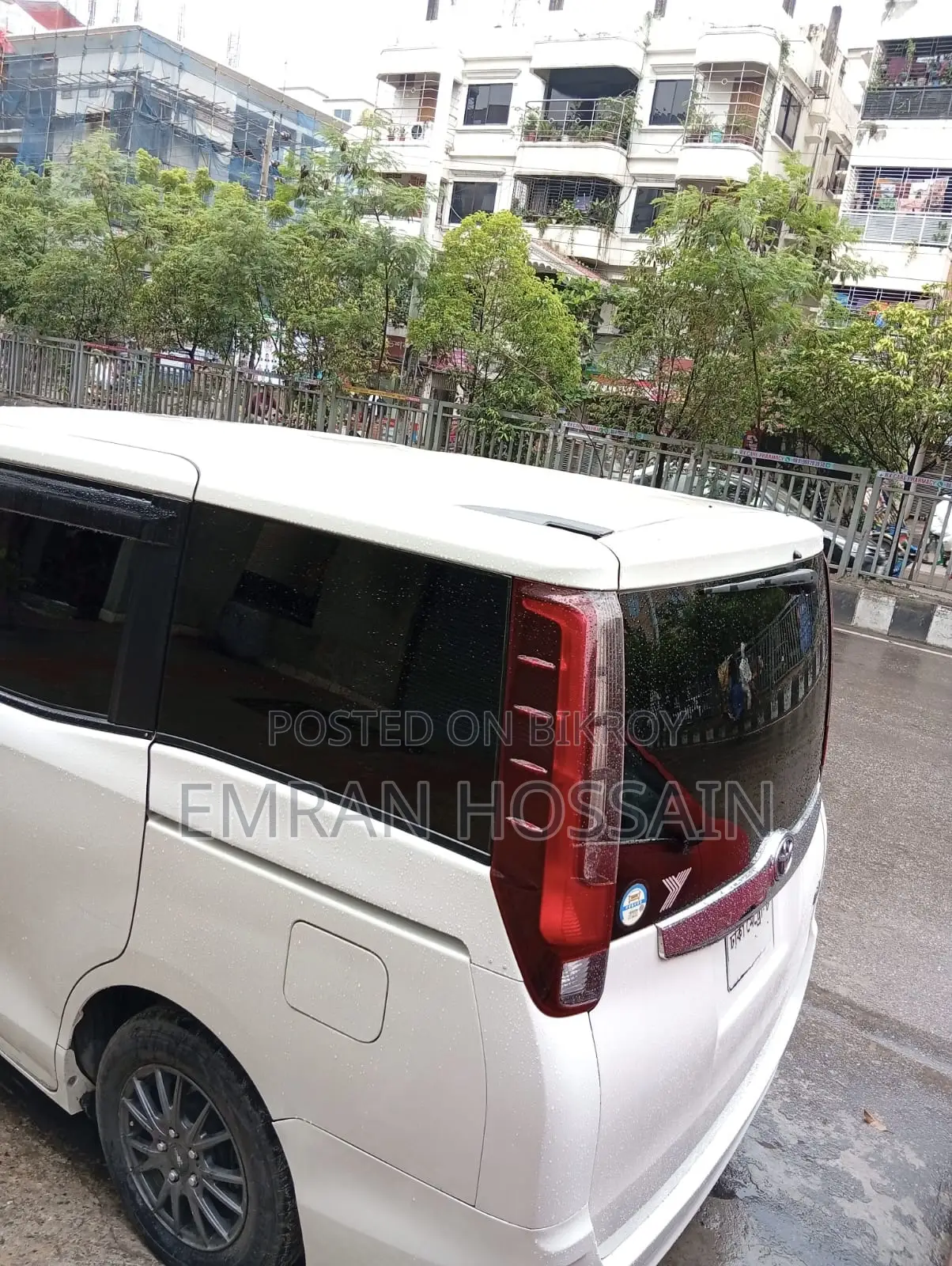 Toyota Noah 1.8 Front-Wheel Drive Hybrid (7-seater) 2014 White