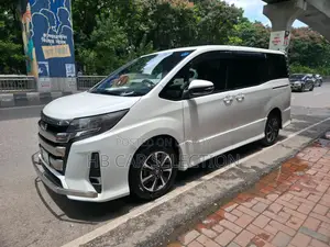 Toyota Noah 2.0 All-Wheel Drive (8 Seater) 2018 Pearl