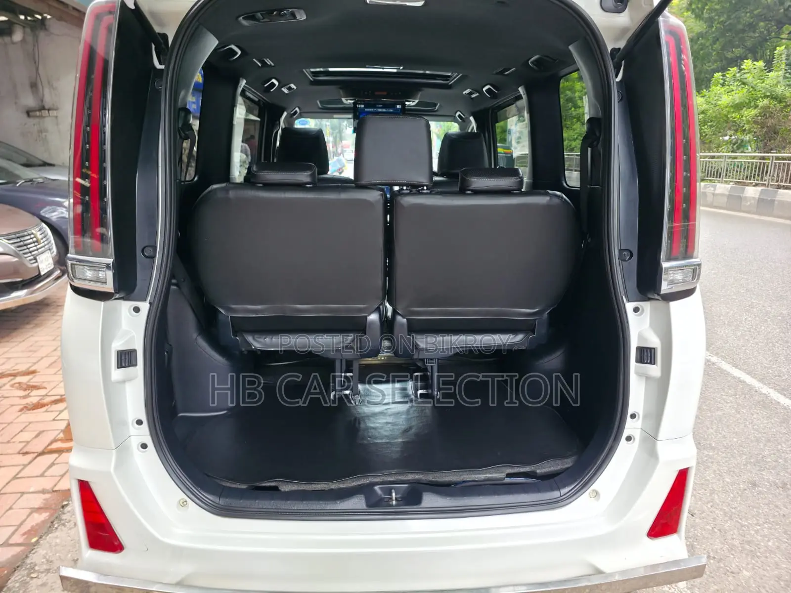 Toyota Noah 2.0 All-Wheel Drive (8 Seater) 2018 Pearl
