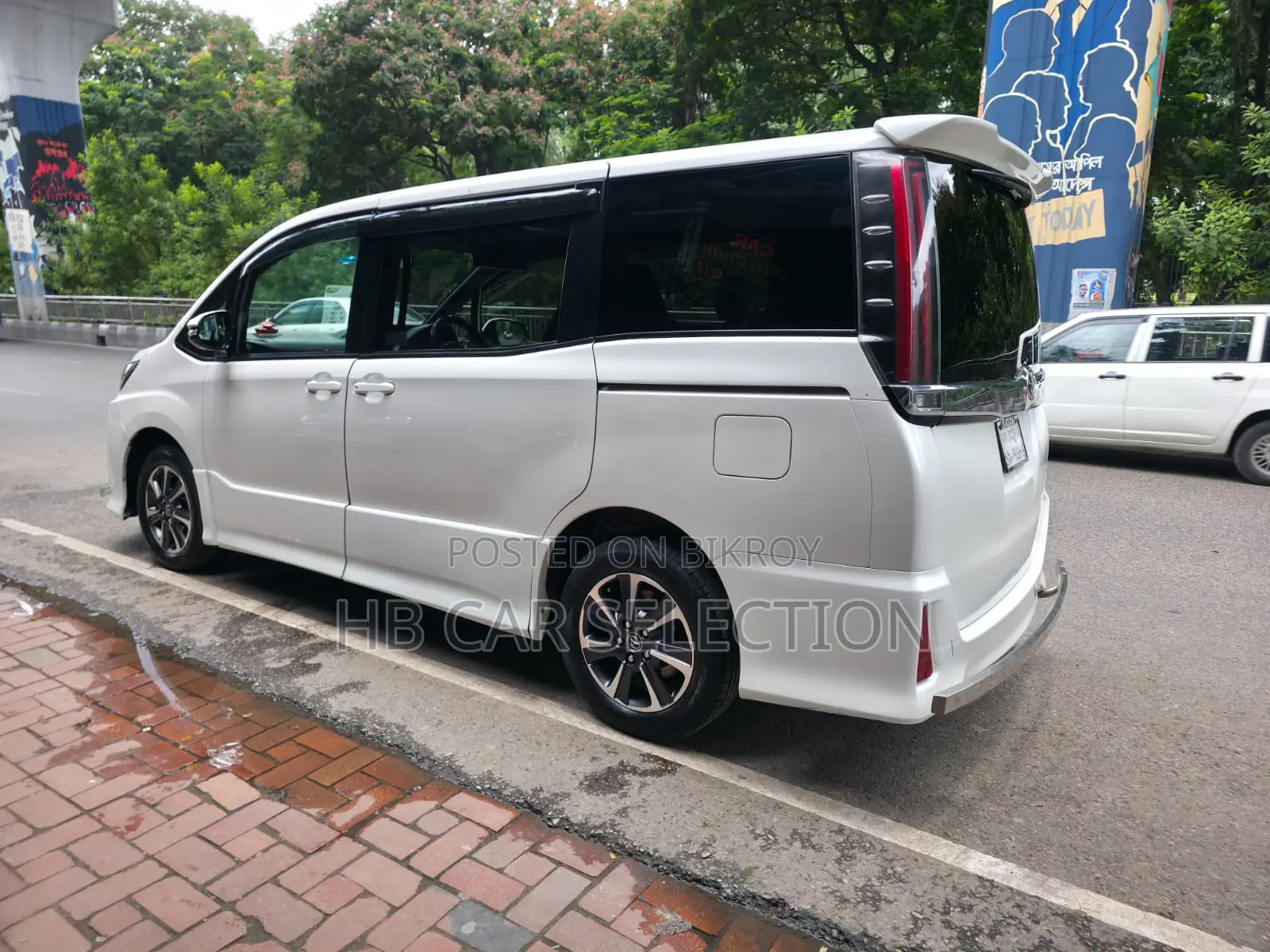 Toyota Noah 2.0 All-Wheel Drive (8 Seater) 2018 Pearl