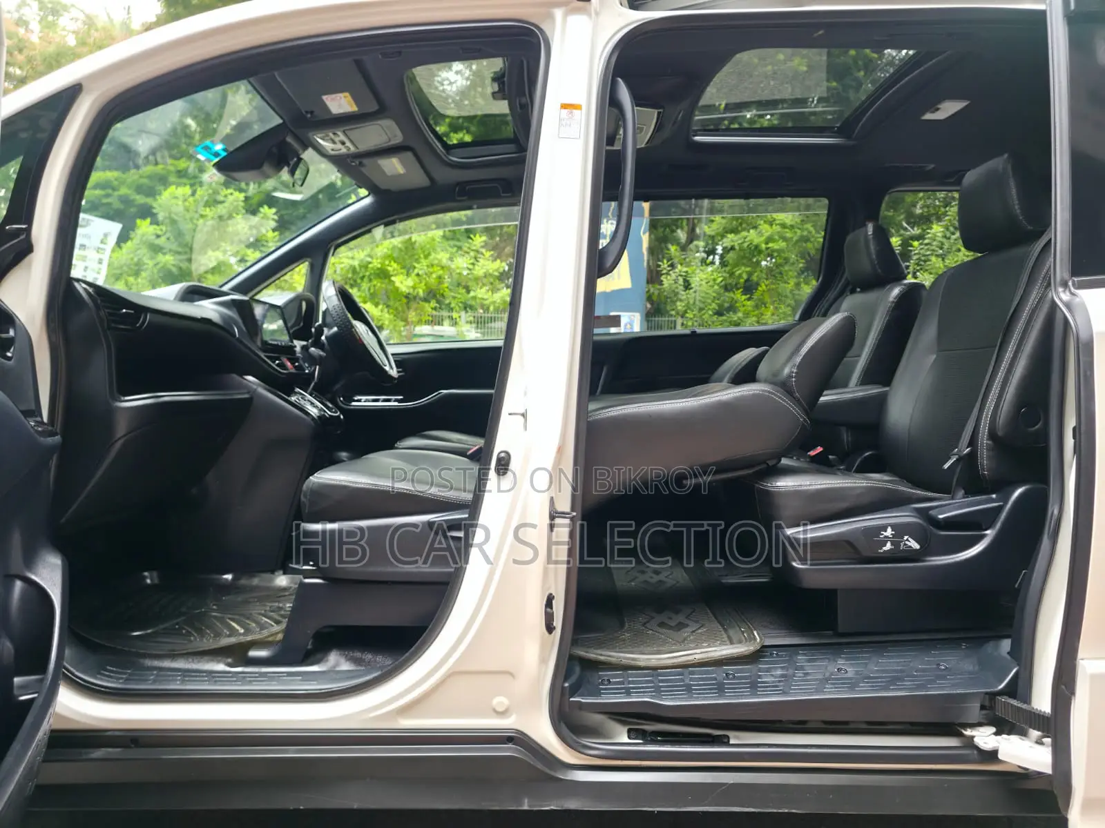 Toyota Noah 2.0 All-Wheel Drive (8 Seater) 2018 Pearl