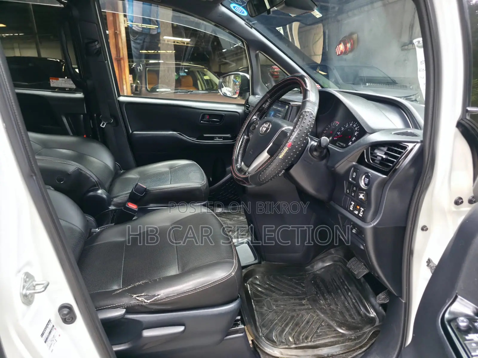 Toyota Noah 2.0 All-Wheel Drive (8 Seater) 2018 Pearl