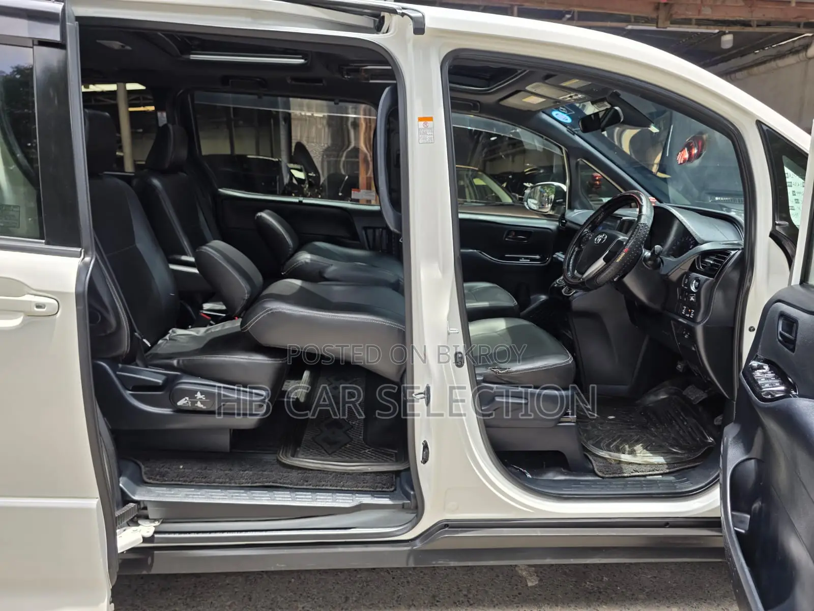 Toyota Noah 2.0 All-Wheel Drive (8 Seater) 2018 Pearl