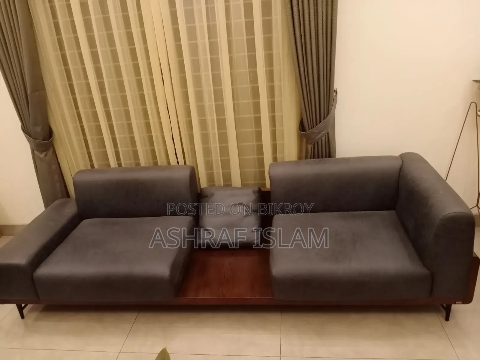 সোফা সেট এবং চা টেবিল