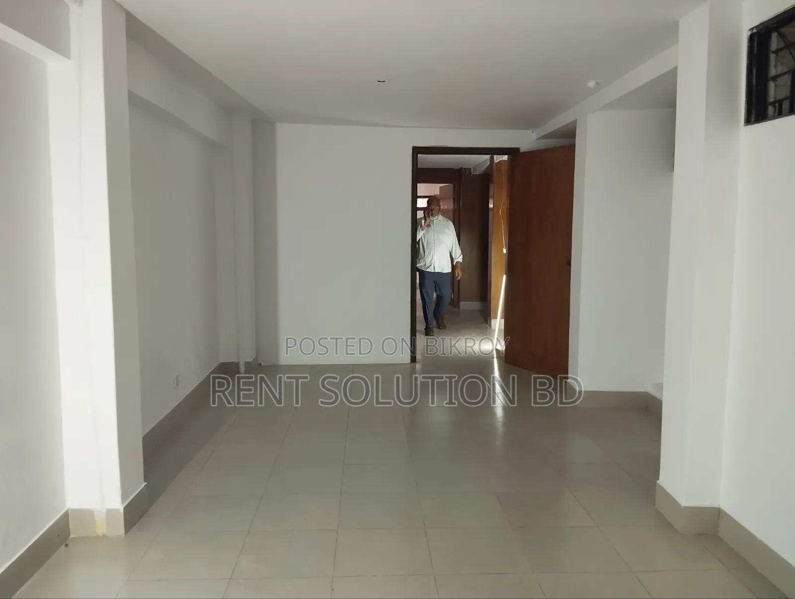 ১০০০ বর্গফুট অফিস স্পেস