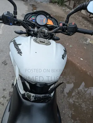 বাজাজ পালসার এনএস ১৬০ ২০১৮ হোয়াইট