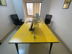 হলুদ ও কালো রঙের ৪ জনের অফিস টেবিল