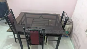 ডাইনিং টেবিল