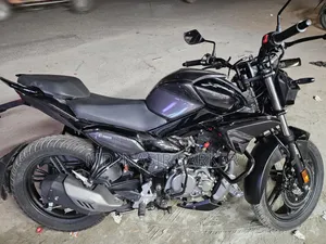 হিরো এক্সট্রিম ১২৫আর ২০২৫ কালো