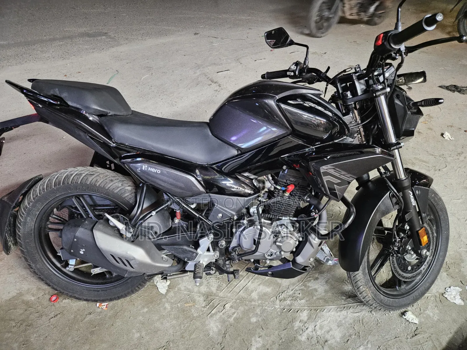 হিরো এক্সট্রিম ১২৫আর ২০২৫ কালো