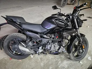 হিরো এক্সট্রিম ১২৫আর ২০২৫ কালো