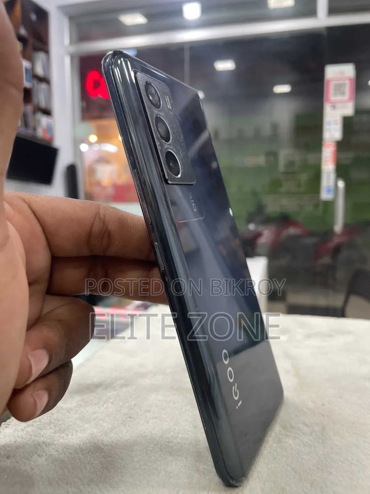 আইকিউওও ৮ জিবি ব্ল্যাক
