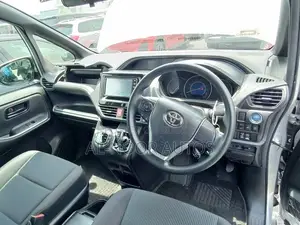 Toyota Noah 2021 Silver
