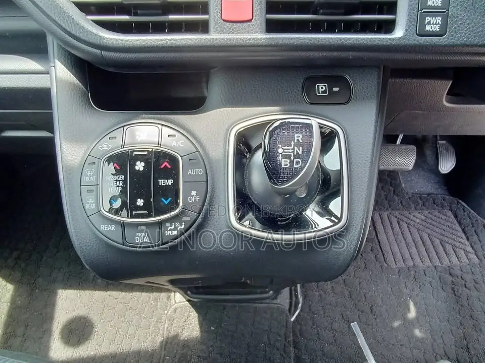 Toyota Noah 2021 Silver
