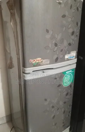 A medium-sized Walton fridge for sale, everything is still original