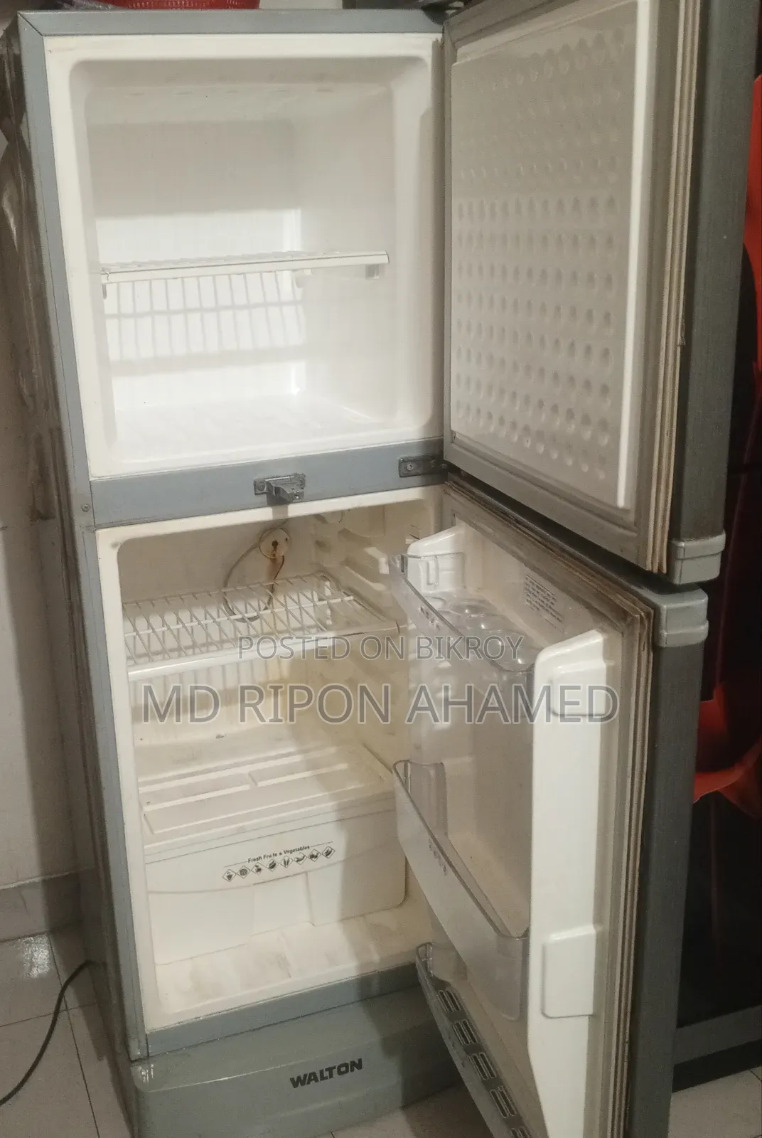 A medium-sized Walton fridge for sale, everything is still original