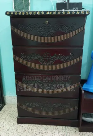 কাঠের আলমারি